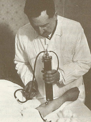 Un medico svolge un prelievo con un mezzo dell'epoca. Crediti: AVIS Nazionale.